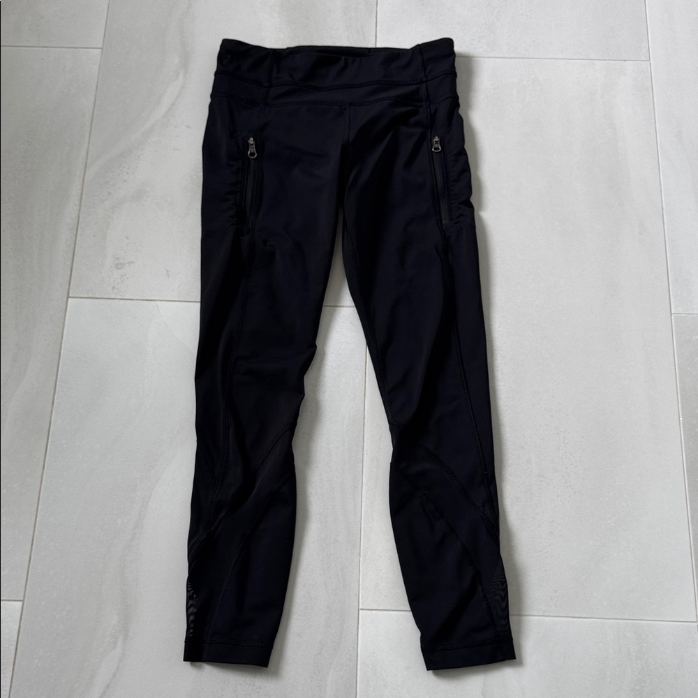 Lululemon legging with side zip pockets and cute mesh accents.